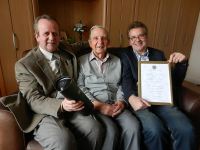 Arthur Dyer receives his 60-year scroll